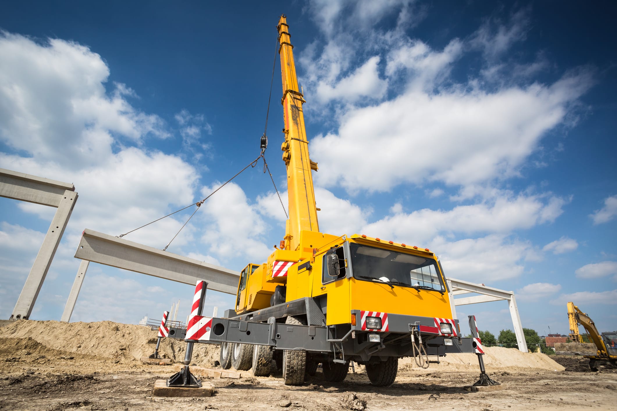 Teleskopkran auf einer Baustelle